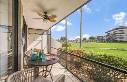 Walkout condo with beach access, pool and pickleball - Foto 32