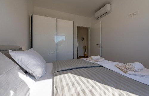 Dolphin view with a pool by the beach - Foto 9