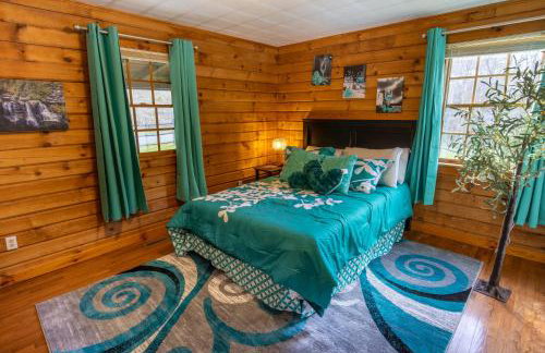 Ascension Cabin - hot tub, fire pit, babbling brook - Foto 30