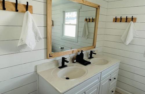 Charming Cottage with Fenced Backyard Pet Friendly - Foto 26