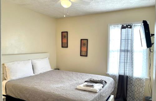 3 Bed 2 Bath House, Quiet & downtown Smart TVs in all rooms, Whole house to yourself - Foto 14