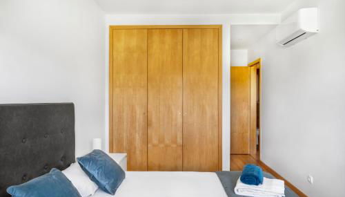 Apartamento no Condomínio Baia Village com Piscina - Foto 3, towels, wardrobe