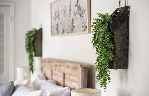 Downingtown Manor - 1900s Farmhouse with Creek Views - Foto 33