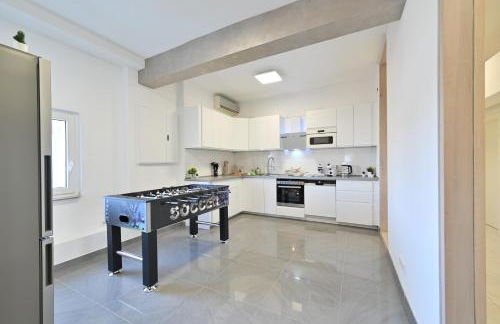 Yello Homes - Luxus Loft für bis zu 7 Personen nähe Airport & Messe, Tischfußball & Whirlpool - Foto 3