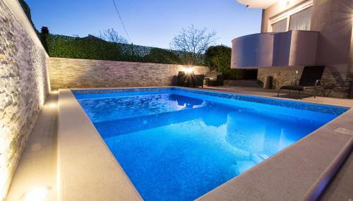 Aquarius Apartments - Beachside with Heated Pool - Photo 2