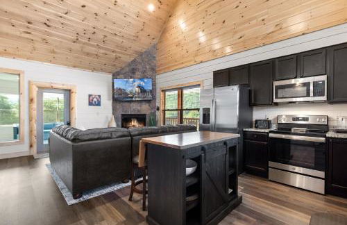 Smoky Bear Splash Top Rated Private Pool Cabin with Hot Tub, Mtn Views, Arcade Games, Excellent Location - Foto 12