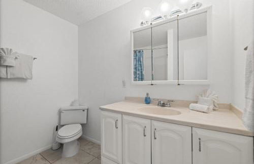 Private Bayfront Beach House with Dock, Steps to Beach and Restaurants - Foto 25