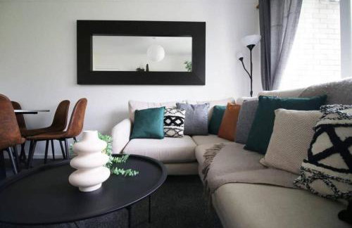 Peaceful 3 Bed Flat with Parking and Balcony by CTO Serviced Apartments - Foto 29