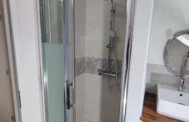 YUCA - appartement COSY 2 chambres intimes Hyper centre d'ERNEE - Foto 12