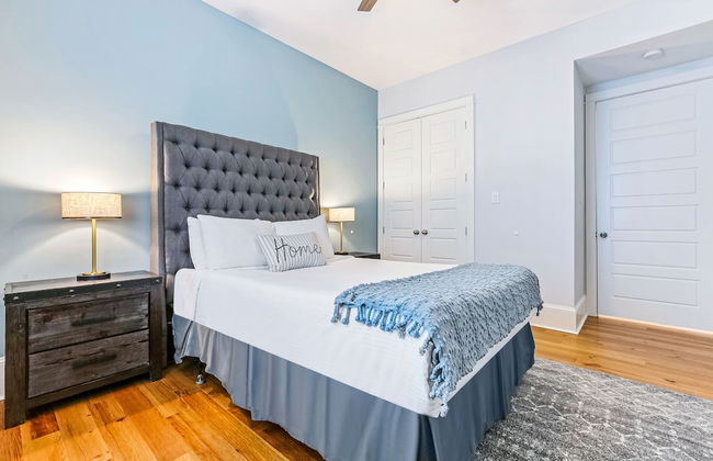 Spacious 5BR Urban Retreat with Balcony & Pool - Foto 8