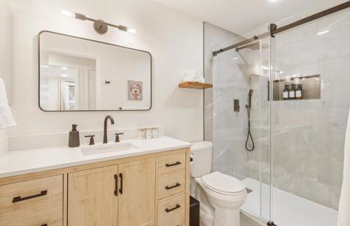 Spacious Modern Retreat w Game Room and Yard - Foto 50