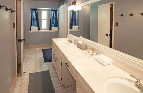 Spacious and quiet 4 bed 3 and a half bath home away from home in Katy Texas - Foto 26