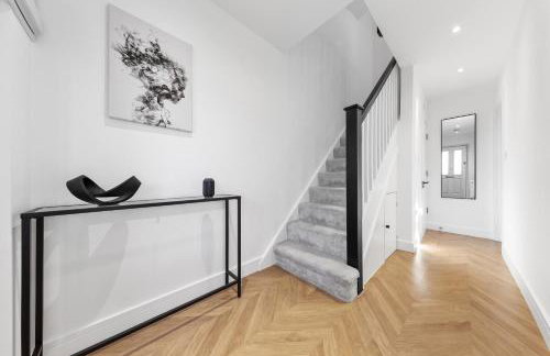 AC & Private Drive Stylish 4BR 5 Beds 8 Guests Wifi And Parking - Photo 49