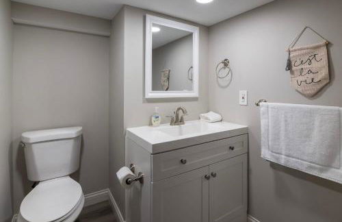 2BR Townhome with Parking - Walk to Stadiums & Downtown - Foto 13