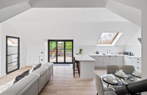 CORN FLOUR LODGE at PITKERRO MILL with HOT TUB 3 double bedrooms with TVs, 1 en-suite, 2 further bathrooms, fully equipped kitchen, large family dining area, FREE parking, WiFi, private garden, short, mid,longterm stays available with HONEYCOMB HOSTS - Photo 12