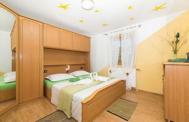 Spacious Holiday Home With Pool and Hot Tub in Kastel Stari - Foto 5