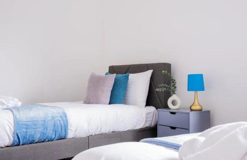 Recently renovated stylish home parking - Pass the Keys - Photo 28