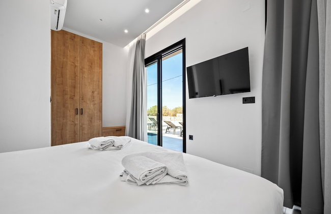 Villa Anassa - Luxurious 4-Bedroom Villa with Private Pool by Temma Villas - Photo 53