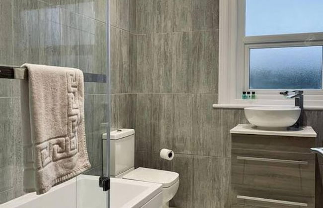 Kensington Place - 4 Bedroom Home w Free Parking - Photo 5