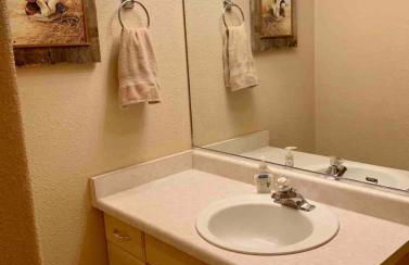 Adventure Awaits 3King Bed,2Bath Log Cabin in heart of Duck Creek Village! - Foto 25