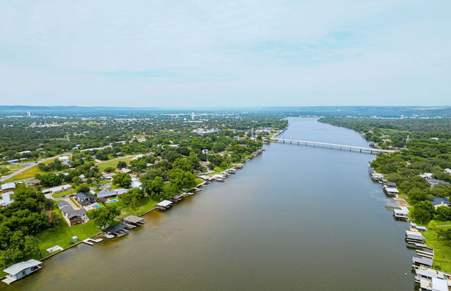 Waterfront 5 BR w/ Hot Tub Sleeps 13! - Foto 51