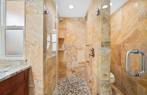 Private Village Home with Heated pool & spa with private front courtyard - Photo 4