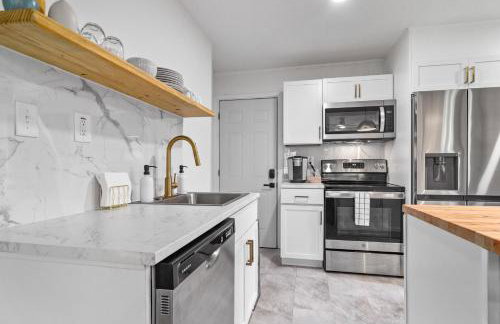 Game Room and Huge Yard with Fire Pit Yard Games and BBQ Near UE and Downtown - Foto 5