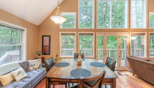 Bear Trail Chalet by Avantstay Retreat w/ Outdoor Living Deck & Fire Pit - Foto 5, Other