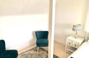 Spacious 5-Bed Detached House, Sleeps 10, Parking - Photo 37