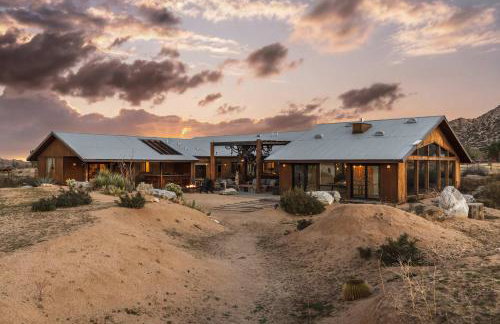 The Outlaw By The Cohost Company - Foto 24