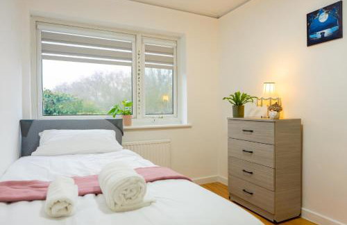 Beautiful Modern Home in London, Free Parking, Family Home, Sleeps 9, Close to Railway Station - Foto 27