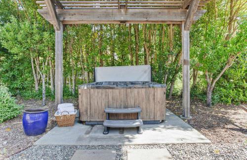 Charming 4BR Wine Country Getaway with Spa & Firepit - Foto 16