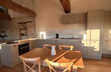 Au 8 à Meursault, Magnifique maison Bourguignonne au pied des vignes, jardin, places de parking privée - Foto 9