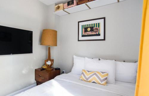 Mid-Century Marvel Steps from Restaurants Bars and Markets 3BR & 2BA - Foto 22