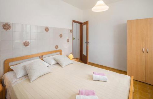 2 Bedroom Nice Apartment In Lovrecica - Foto 19