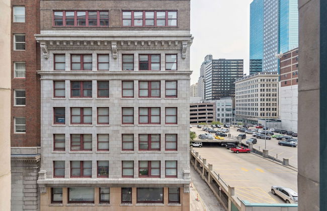 Spacious 2BR Downtown Retreat - Photo 57