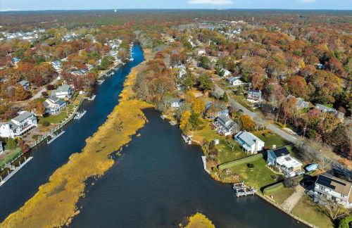 Waterfront Retreat with Private Dock and Fire Pit, Sleeps 8, Outdoor Dining, Spa-Style Primary, Gourmet Kitchen with Dual Dishwashers, Gas Fireplace, River Views, Bright Open Layout, Central AC, Perfect Coastal Escape for Families, 24 Hr Hospitality - Foto 72