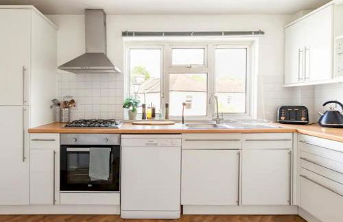 Bright and Spacious Apartment-Unbeatable Location! - Pass the Keys - Foto 6