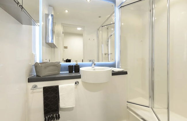 For Students Only Bright Ensuite at St Mungo's in Glasgow - Photo 9