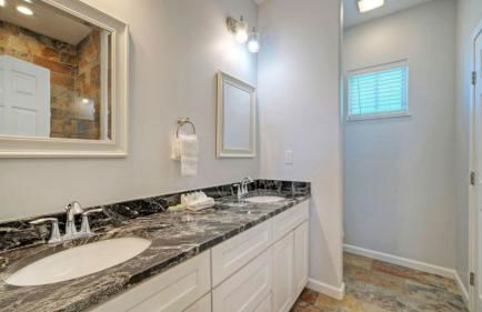 Sleeps 26 2 Homes w/ Waterfront Pool + Boat Dock Laguna Village Escape - Foto 46