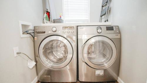 Fenced Yard and Patio W Grill plus Game Room - Foto 4