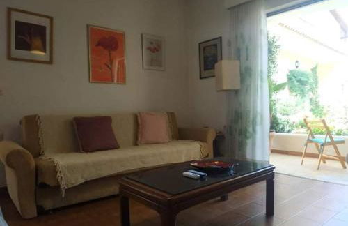 Violet Bedroom and Apartment - Photo 6