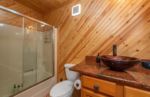 6 Br Cabin Hot Tub Fire Pit Min to Hatley Pointe - Foto 34