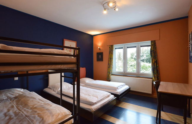 Spacious Home With Garden - Photo 5