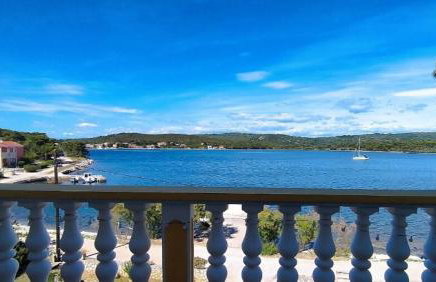 Apartments Grbac Veli Rat-Seaside - Photo 4