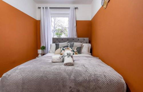 Cheerful 2 Bedroom Homely Apartment, Sleeps 4 Guest Comfy, 1x Double Bed, 2x Single Beds, Free Parking, Free WiFi, Suitable For Business, Leisure Guest, Contractors, QE Hospital, Glasgow, Near Airport & City Centre, Perfect For Common Wealth Games 2026 - Foto 38
