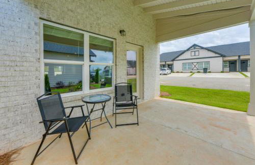 5 Mi to Auburn University Sleek Townhome with Patio - Photo 2