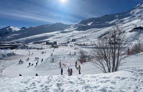 Marmotte Gîte 2à4 personnes avec cheminée à 10mn des pistes - Foto 2