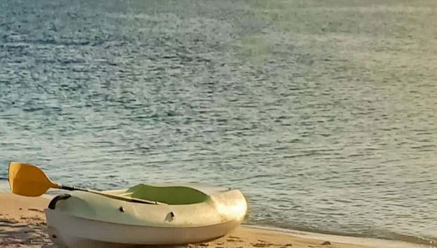 Um caiaque na praia de Sidi Jmour