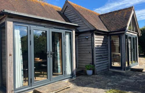 The Acorn Goodwood luxury lodge house 10 minute walk from Goodwood Festival of Speed - Foto 17